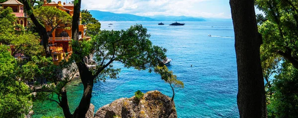 ポルトフィーノ近くのリグリア海の海岸 晴れた夏の日 リグーリア州 イタリア 壮大な夏の風景 アドリア海のカラフルな海 旅のコンセプト背景 — ストック写真