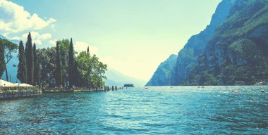 Yüksek dağlar ve kıyılar, Garda Gölü, İtalya, Avrupa. İtalya 'nın güzel gölleri - manzaralı Lago di Garda. Gürültü ve tahılla klasik ton filtre efekti.