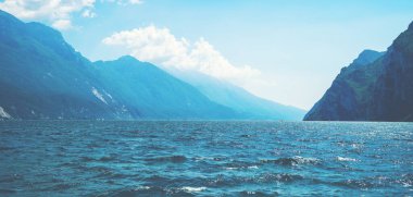 Güzel bir doğa geçmişi var. Muhteşem Garda Gölü 'nün manzarası dağlarla çevrili, İtalya. Gürültü ve tahılla klasik ton filtre efekti.