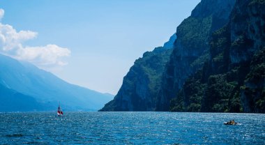 Cennette yaz Lago di Garda. Torbole kasabası yakınlarındaki Garda Gölü ve Sarca Nehri, Kuzey İtalya, Avrupa.