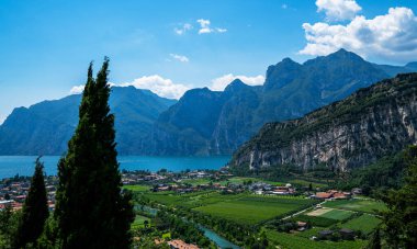 Cennette yaz Lago di Garda. Torbole kasabası yakınlarındaki Garda Gölü ve Sarca Nehri, Kuzey İtalya, Trentino-Alto Adige, İtalya.