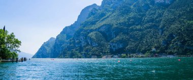 Güzel bir doğa geçmişi var. Muhteşem Garda Gölü 'nün manzarası dağlarla çevrili, İtalya.