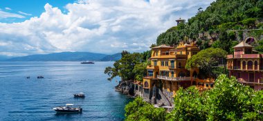 Muhteşem körfezi, Akdeniz bahçesindeki lüks villaları, kayaları ve tekneleri, muhteşem tatil beldesindeki yatları, Portofino 'yu, Liguria' yı, İtalya 'yı, Avrupa' yı gösteren manzara resmi..