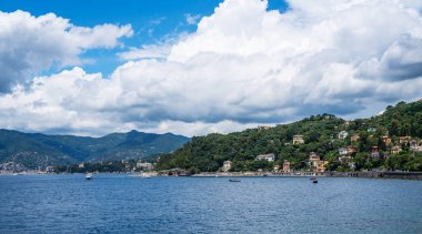 Portofino yakınlarındaki Ligurian deniz kıyısında. Güneşli bir yaz günü, Liguria, İtalya. Muhteşem bir yaz manzarası. Adriyatik Denizi 'nin renkli deniz manzarası. Seyahat konsepti arka planı.