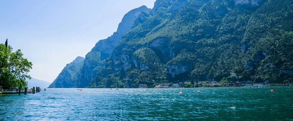 Piękne Tło Natury Panorama Przepięknego Jeziora Garda Otoczonego Górami Włochy — Zdjęcie stockowe