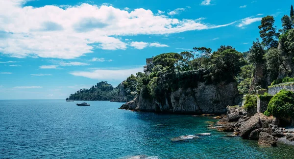 Liguryjski Brzeg Morza Pobliżu Portofino Słoneczny Letni Dzień Liguria Włochy — Zdjęcie stockowe