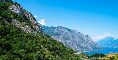 Güzel bir doğa geçmişi var. Etrafı dağlarla çevrili muhteşem Garda Gölü manzarası. Tremosine Konsolosu Garda 'da manzara, Garda Gölü' ndeki köy, Brescia, Lombardy, İtalya.