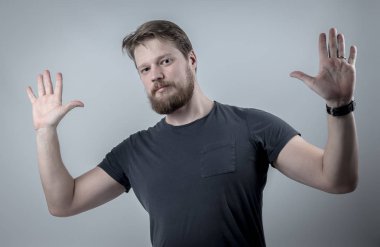 Bir sakallı Kaldır ellerini