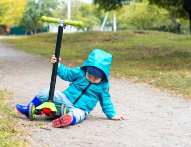  Yürümeye başlayan çocuk tekme scooter düşme vardı.