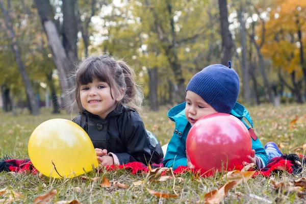 Niños Pequeños Parque Otoño —  Fotos de Stock