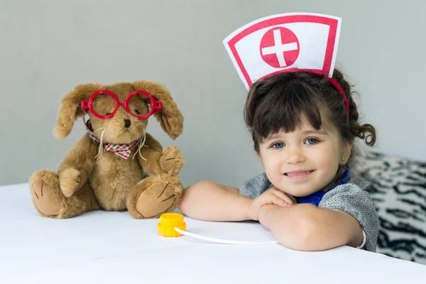 Malá Holčička Uniformě Doktor Poslouchat Tlukot Srdce Teddy Králíka Stetoskop — Stock fotografie