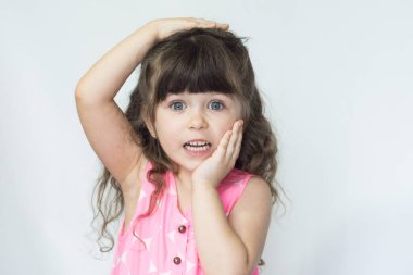 Mutlu dört yaşında kafa tutan kız. Sürpriz ya da şok yüz