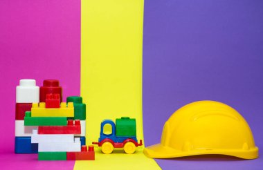 Çok renkli arka plan üzerinde izole renk kamyon, sarı Emanet kask ve renk Oluşturucu