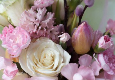 Çiçekler romantik kompozisyon. Lale, gül, karanfil pembe ve beyaz renkler yeşil zemin üzerine buket