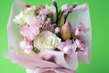 Çiçekler romantik kompozisyon. Lale, gül, karanfil pembe ve beyaz renkler yeşil zemin üzerine buket