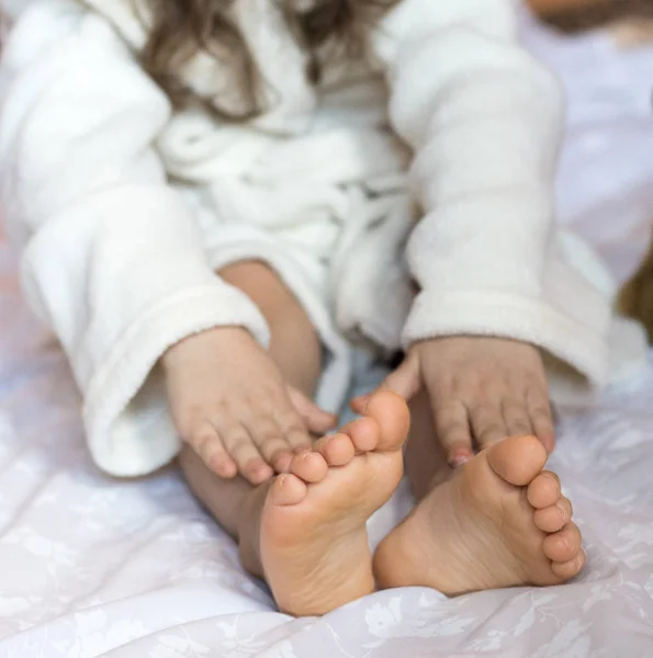 Little Child Applying Cream Lotion Her Legs Bathing Home — Stock Photo, Image