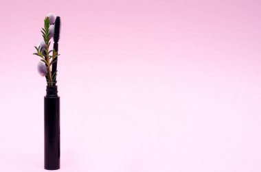 Siyah maskara bej pembe arka plan üzerinde. Güzellik ve kozmetik arka plan. Kullanım için reklam el ilanı, afiş, broşür.