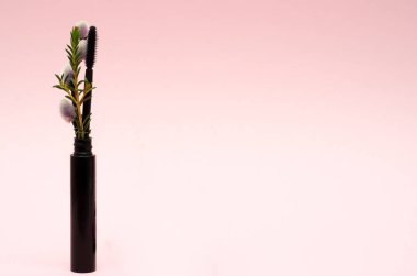 Siyah maskara bej pembe arka plan üzerinde. Güzellik ve kozmetik arka plan. Kullanım için reklam el ilanı, afiş, broşür.