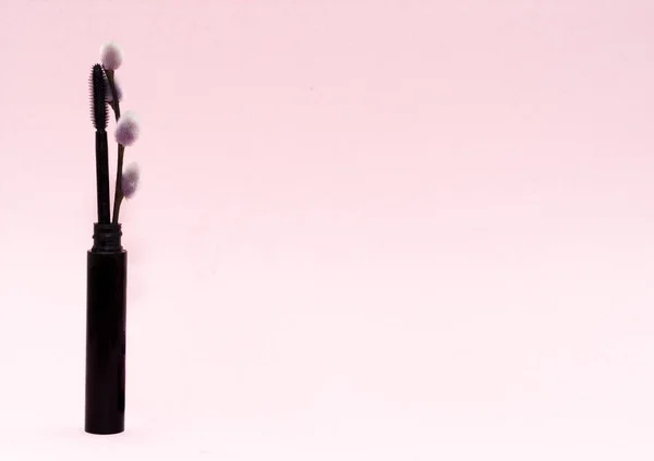 Rímel Preto Sobre Fundo Bege Rosa Beleza Cosméticos Fundo Uso — Fotografia de Stock