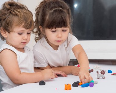 Çocuk oyun hamuru ile. Okul öncesi çocuklar için geliştirme oyuncaklar