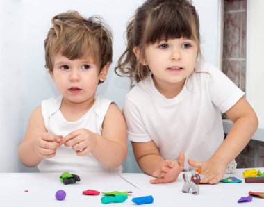 Dört yaşında çocuk ve yürümeye başlayan çocuk evde oynarken ya da anaokulu.