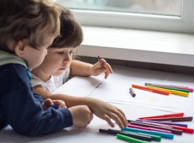 Dört yıl yaşlı çocuk ve yürümeye başlayan çocuk ev ya da anaokulu boyama