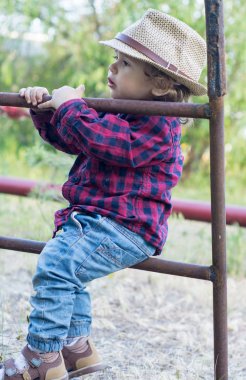 Komik küçük çocuk giyen hasır şapka, yaz güneşli gün, yaşam tarzı, mutlu bir çocuk açık havada, Aile çiftliği, şirin bebek