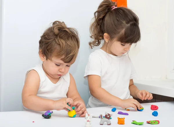 Niño Pequeño Niña Cuatro Años Divirtiéndose Junto Con Arcilla Modelado — Foto de Stock