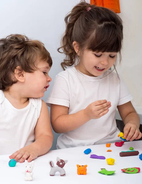 Niño Esculpe Arcilla Linda Niña Niños Moldes Plastilina Mesa Habitación — Foto de Stock