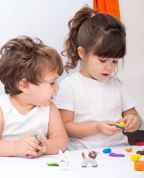 Kleinkind Junge Und Vierjähriges Mädchen Haben Gemeinsam Spaß Mit Bunter — Stockfoto