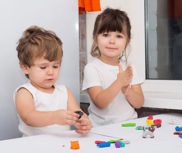 四岁的孩子和蹒跚学步的男孩在家里或幼儿园玩耍 — 图库照片