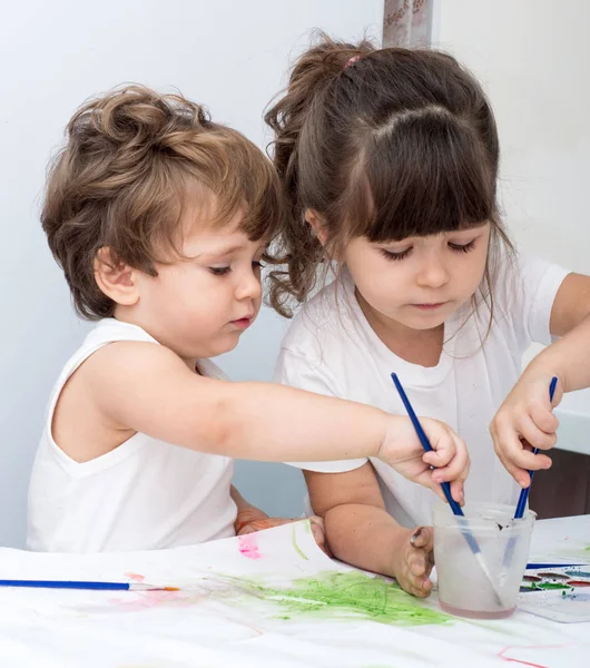 Czterech Lat Dziecko Toddler Chłopiec Jest Malowanie Domu Lub Przedszkola — Zdjęcie stockowe