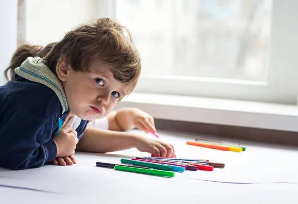 Copiii Învață Pictează Acasă Sau Grădiniță Sau Școala Joacă — Fotografie, imagine de stoc