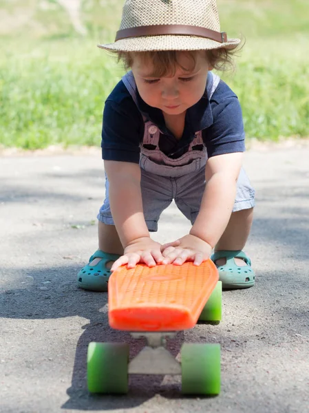 Funny Little Kid Wearing Straw Hat Has Fun Skateboard Summer — Stock Photo, Image