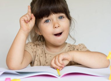 Bir fikir çizim, beyaz arka planı süre olan çocuğun gülümseyen