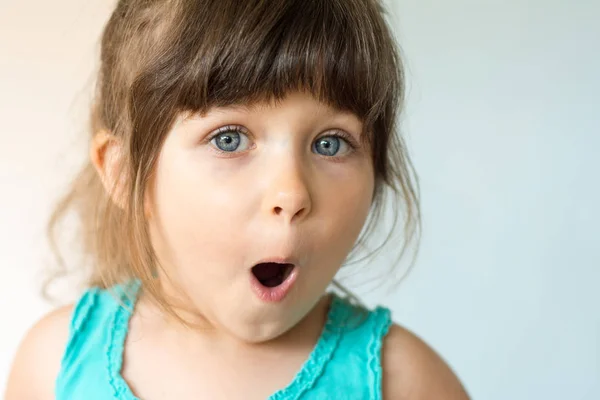 Niño Lindo Cogido Mano Gesto Sorprendido Manteniendo Boca Abierta Mirando — Foto de Stock