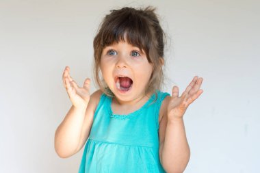 Sürpriz hareketle elele, ağız açık tutarak, şok seyir sürpriz tatlı çocuk