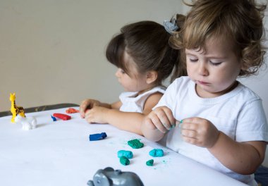 Çocuklar renkli modelleme kil ile oyun.