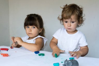 Küçük çocuklar renkli modelleme kil ve oyuncaklar ile oynama. Okul öncesi çocuklar için geliştirme oyuncaklar