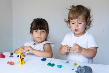 Çocuk renkli modelleme kil ve oyuncaklar ile oynama. Okul öncesi çocuklar için geliştirme oyuncaklar