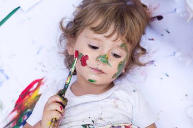 Küçük çocuk ve su renkleri - portre