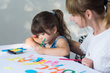 Anne ya da İngilizce alfabe çocuk öğretim öğretmen