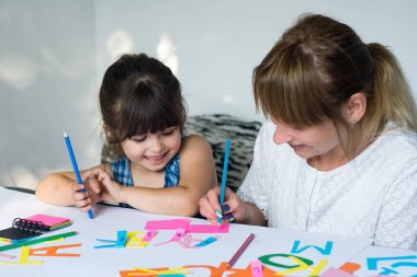 Anne ya da kızı nasıl yazmak için öğretim öğretmen.