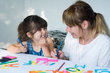 Anne ya da İngilizce alfabe çocuk öğretim öğretmen