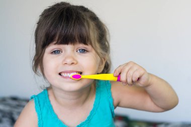 Sevimli 4 yaşındaki kız Dişlerini fırçalıyor. Diş temizliği, diş bakımı.