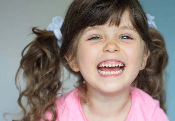 Retrato Niña Años Feliz Sonriendo Sobre Fondo Blanco Enfoque Suave — Foto de Stock