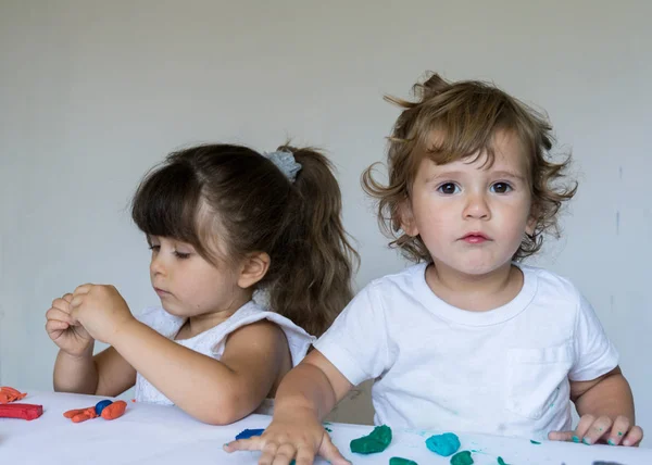 Barn Som Leker Med Färgglada Modellering Lera Dagis Lite Kid — Stockfoto