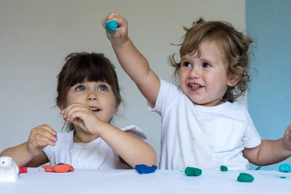 Feliz Niño Niña Jugando Con Arcilla Modelado Colores Jardín Infantes — Foto de Stock