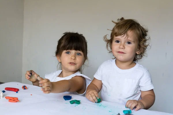 Niños Jugando Con Arcilla Modelado Colores Juguetes Juguetes Desarrollo Para — Foto de Stock