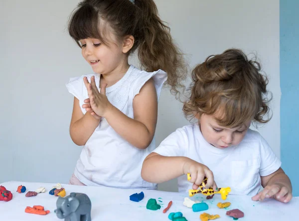 Los Niños Que Juegan Con Arcilla Modelado Colores Juguetes Pre — Foto de Stock